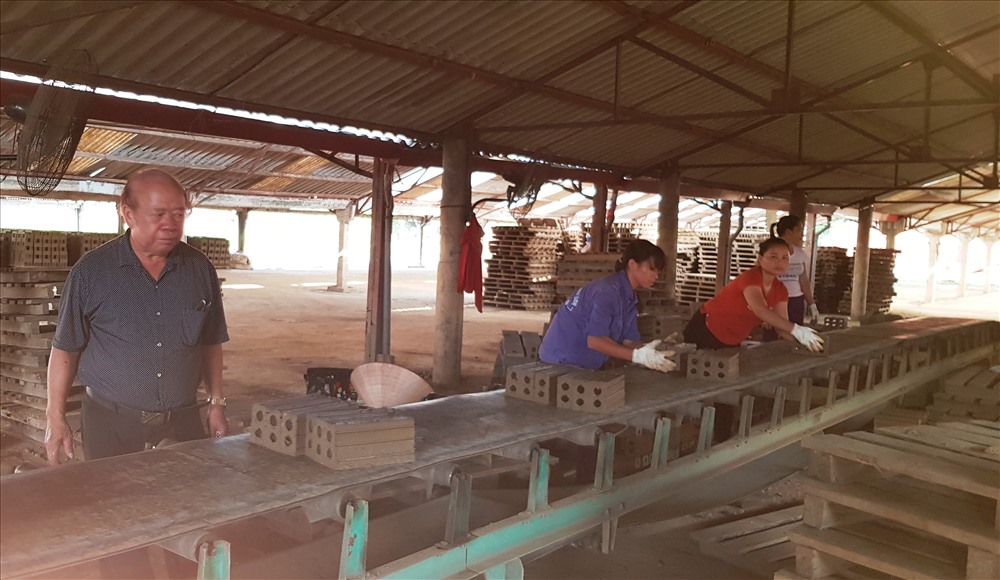 Doanh nhân Bùi Xuân Cộng trưc tiếp kiểm tra việc sản xuất tại Nhà máy gạch Tuynel.
