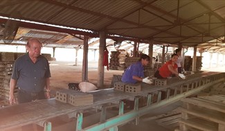 Doanh nhân Bùi Xuân Cộng trưc tiếp kiểm tra việc sản xuất tại Nhà máy gạch Tuynel.