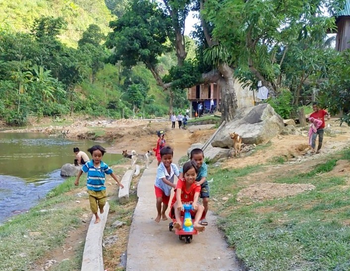 Con đường bằng bê tông đến điểm Trường Cu Dong vừa được hoàn thành.