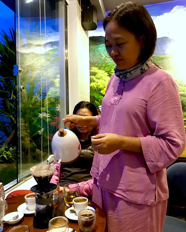 Cà phê Khe Sanh được Trần Hải chào mời khách tại quán Hải Càphê (thị trấn Khe Sanh) với một phong cách rất khác biệt. Ảnh: A.C