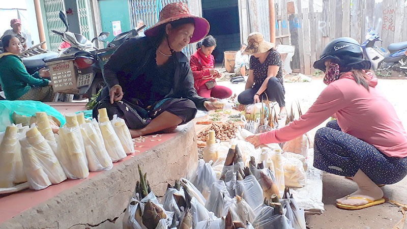 Chợ Tân Phước chỉ họp từ sáng sớm cho đến 11 giờ trưa mỗi ngày. Ảnh: Báo Quảng Trị