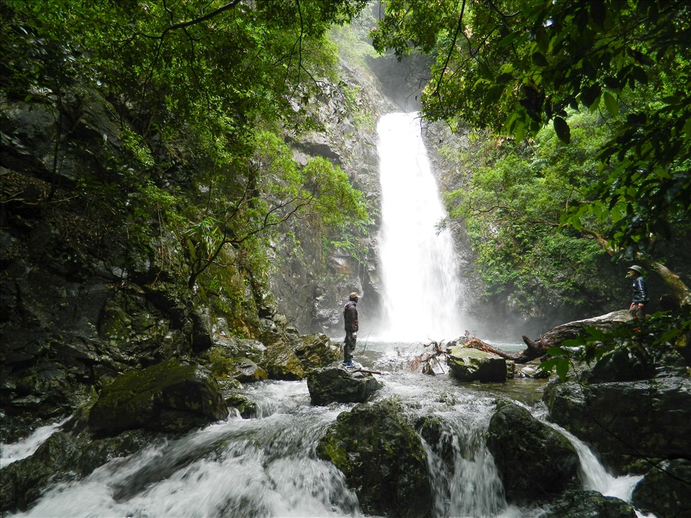Một con suối đẹp trên đường lên Voi Mẹp. Ảnh: MH.