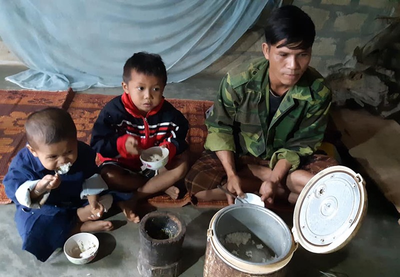 Bữa cơm tối của cả gia đình anh Hồ Văn Tuyền chỉ vỏn vẹn lưng bát cơm trắng cùng ít muối ớt​