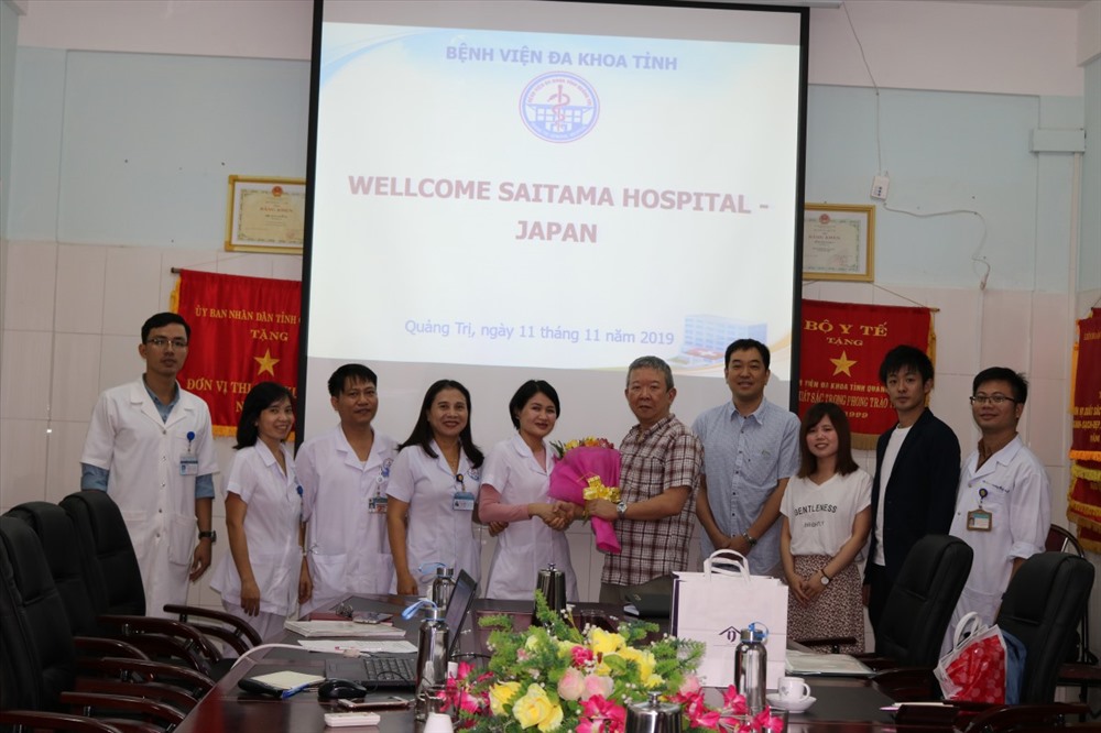 Bệnh viện đa khoa tỉnh Quảng Trị tặng hoa đoàn chuyên gia của Bệnh viện Nhi Saitama – Nhật Bản
Ảnh: Phương Thảo