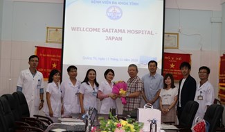 Bệnh viện đa khoa tỉnh Quảng Trị tặng hoa đoàn chuyên gia của Bệnh viện Nhi Saitama – Nhật Bản
Ảnh: Phương Thảo