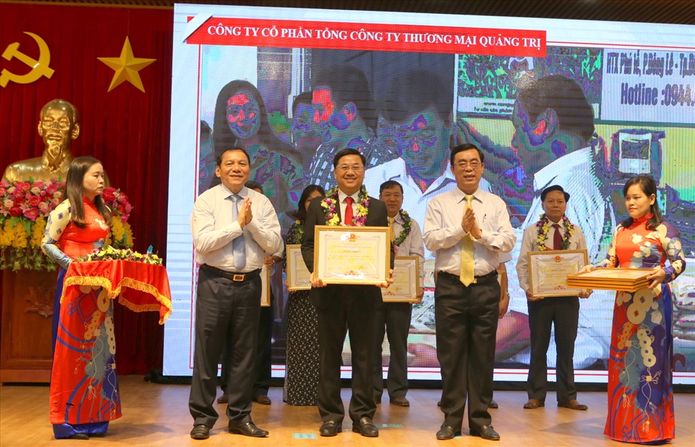 Đồng chí Nguyễn Văn Hùng - Ủy viên T.Ư Đảng, Bí thư Tỉnh ủy Quảng Trị và đồng chí Nguyễn Đức Chính - Chủ tịch UBND tỉnh Quảng Trị chúc mừng Công ty CP Tổng công ty Thương mại Quảng Trị và cá nhân doanh nhân Hồ Xuân Hiếu.