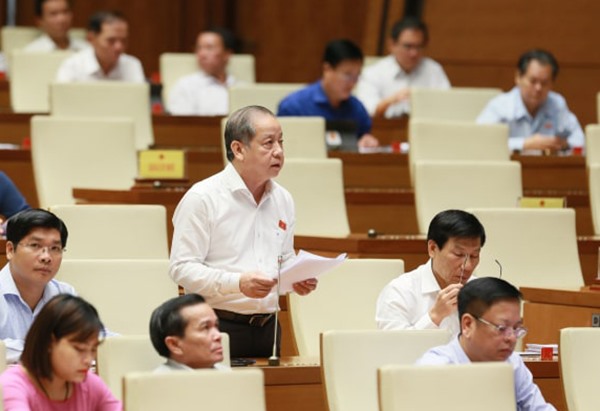 Đại biểu Quốc hội, Chủ tịch UBND tỉnh Thừa Thiên - Huế - ông Phan Ngọc Thọ đề nghị hạn chế, tiến tới cấm dùng sản phẩm nhựa dùng một lần. Ảnh: T.L