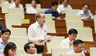 Đại biểu Quốc hội, Chủ tịch UBND tỉnh Thừa Thiên - Huế - ông Phan Ngọc Thọ đề nghị hạn chế, tiến tới cấm dùng sản phẩm nhựa dùng một lần. Ảnh: T.L