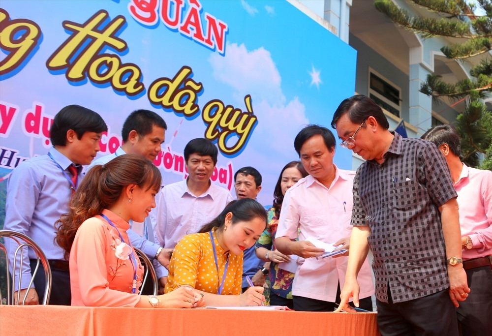 Ông Nguyễn Đức Chính (bìa phải ảnh) - Chủ tịch UBND tỉnh Quảng Trị ủng hộ kinh phí cho ban tổ chức để thực hiện con đường hoa dã quỳ. Ảnh: Hưng Thơ.