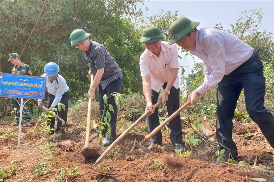 Lãnh đạo tỉnh Quảng Trị và lãnh đạo các Sở hưởng ứng việc trồng hoa dã quỳ trên đường Hồ Chí Minh đoạn qua huyện Hướng Hóa. Ảnh: Hưng Thơ