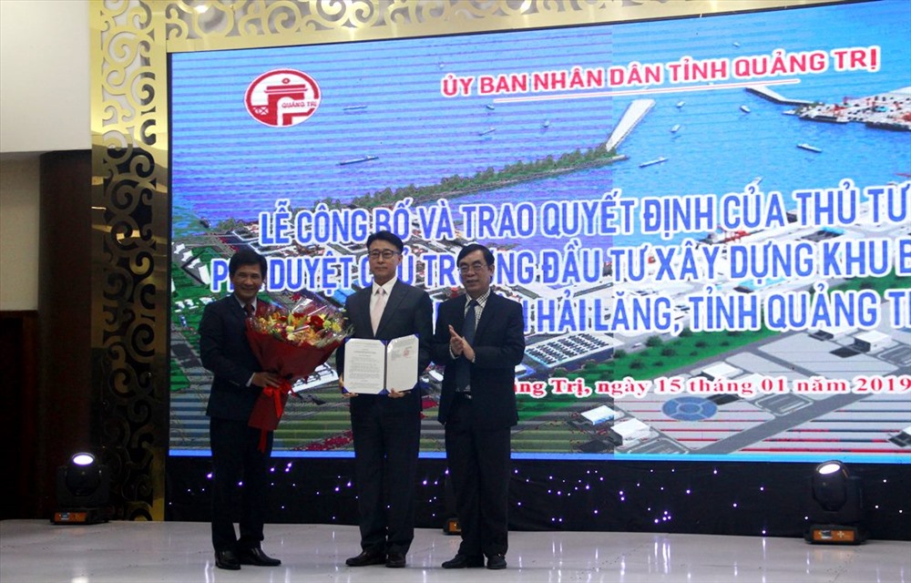 Trao Quyết định của Thủ tướng Chính phủ phê duyệt chủ trương đầu tư xây dựng Khu bến cảng Mỹ Thủy vào tháng 1/2019.