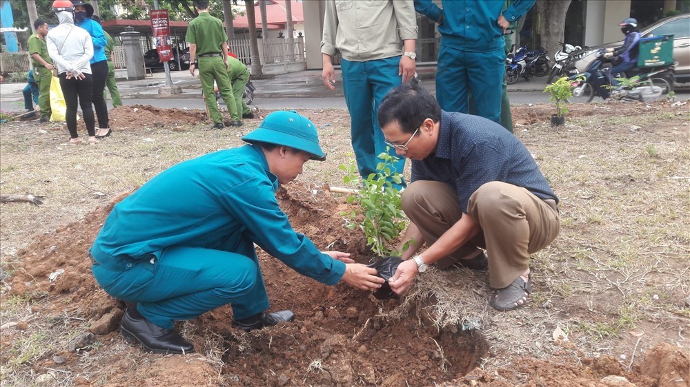Ông Nguyễn Hữu Dũng - Chủ tịch thị trấn Lao Bảo cùng các ban ngành trồng hoa giấy ở một tuyến phố tại Lao Bảo