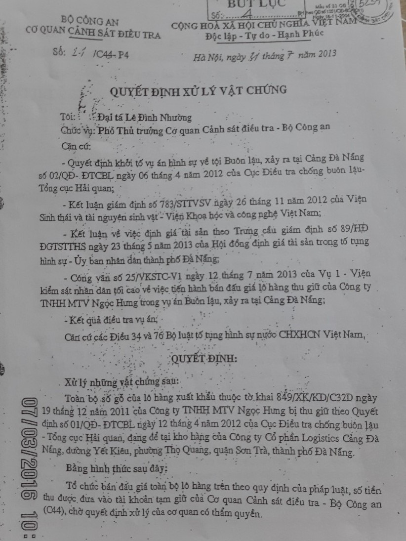 Quyết định xử lý vật chứng vụ án là lô gỗ trắc do Đại tá lê Đình Nhường ký. Ảnh: L.CH