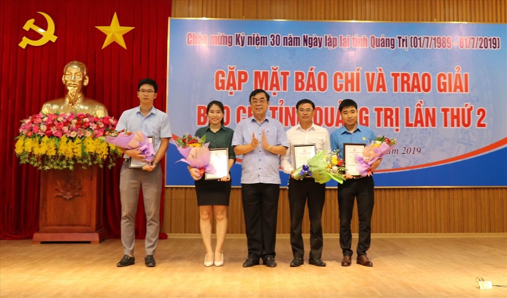 Ông Nguyễn Đức Chính - Chủ tịch UBND tỉnh Quảng Trị trao giải A cho phóng viên Báo Lao Động (bìa phải ảnh) và nhóm tác giả Trung tâm Văn hóa thông tin – Thể dục thể thao TP. Đông Hà. Ảnh: Thanh Thủy.