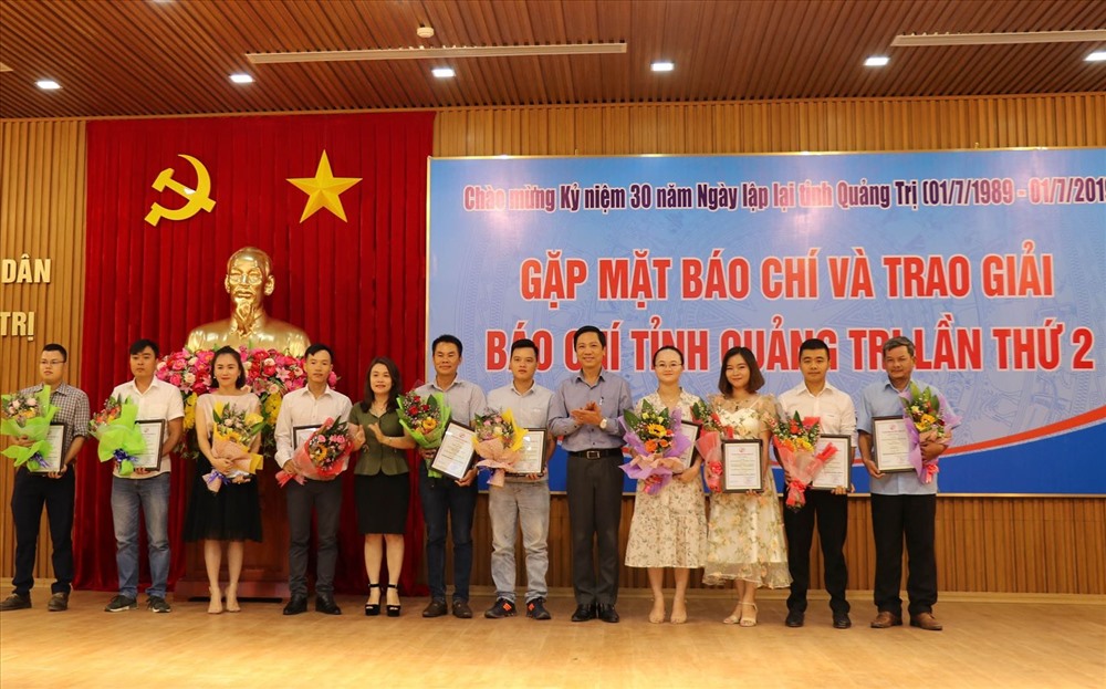 Bí thư Thành ủy Đông Hà Hồ Thị Thu Hằng, Phó Chủ tịch UBND tỉnh Hoàng Nam trao giải C cho các tác giả. Ảnh: Thanh Thủy.