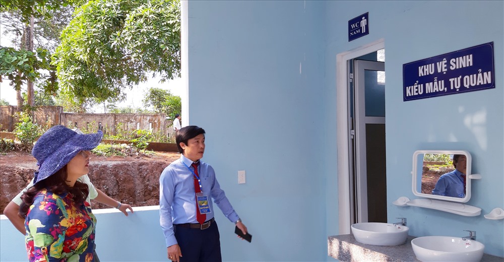 Lãnh đạo Sở GD&ĐT Quảng Trị nghe thuyết minh Công trình “Khu vệ sinh kiểu mẫu, tự quản” của nhà trường