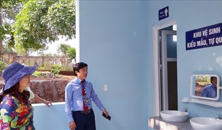 Lãnh đạo Sở GD&ĐT Quảng Trị nghe thuyết minh Công trình "Khu vệ sinh kiểu mẫu, tự quản" của nhà trường