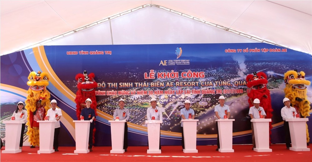 Các đại biểu bấm nút khởi công Khởi công công trình Khu đô thị sinh thái biển AE Resort Cửa Tùng.