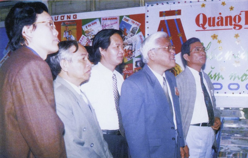 Bí thư Tỉnh ủy Nguyễn Đức Hoan (thứ hai phải sang) tham quan Hội Báo Xuân năm 2000. Ảnh: TD.