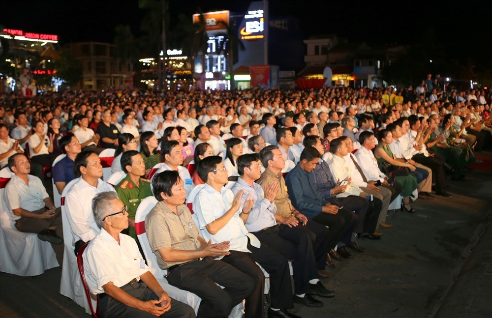 Đông đảo người dân dự buổi lễ.