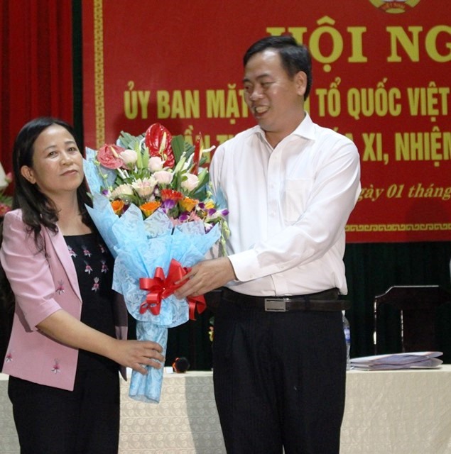 Phó Bí thư Thường trực Tỉnh ủy Quảng Trị Nguyễn Đăng Quang tặng hoa chúc mừng bà Lê Thị Lan Hương ngày 1.7.2019.