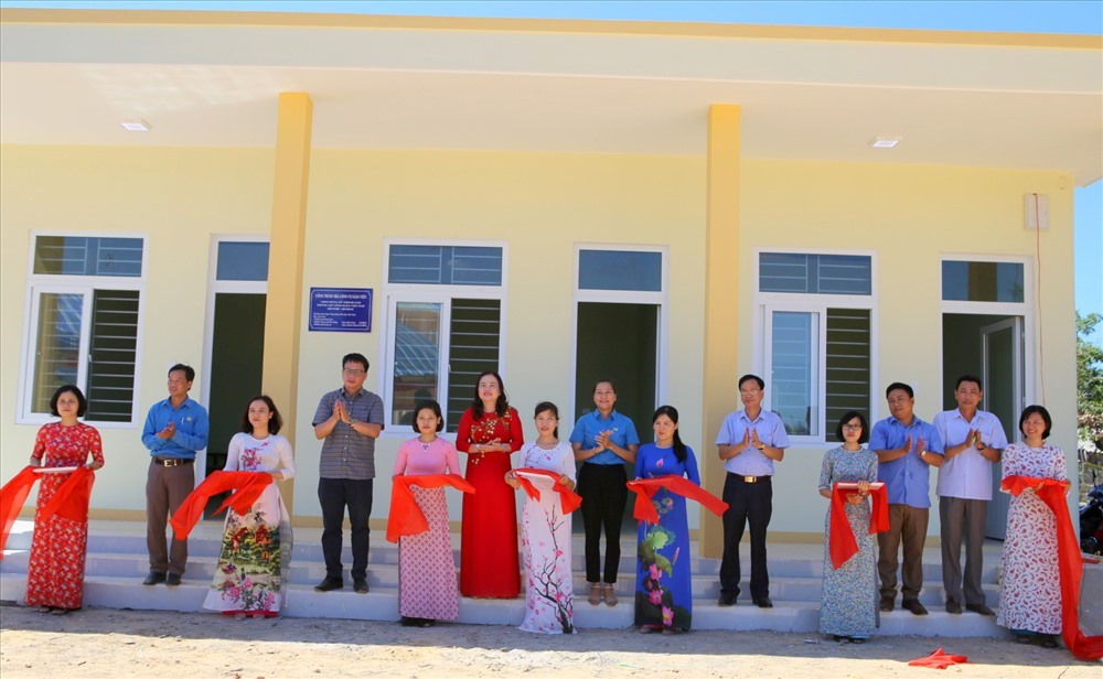 Lễ khánh thành, bàn giao nhà công vụ. Ảnh: Hưng Thơ.