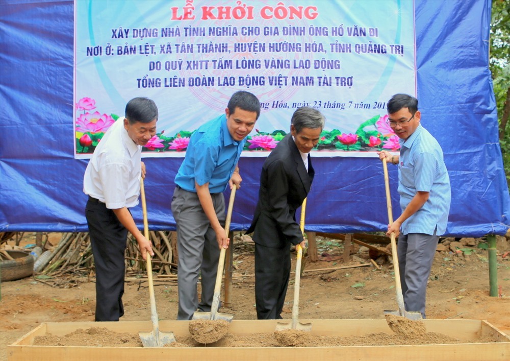 Lễ khởi công xây dựng nhà tình nghĩa Khe Sanh cho ông Hồ Văn Đi. Ảnh: Hưng Thơ.