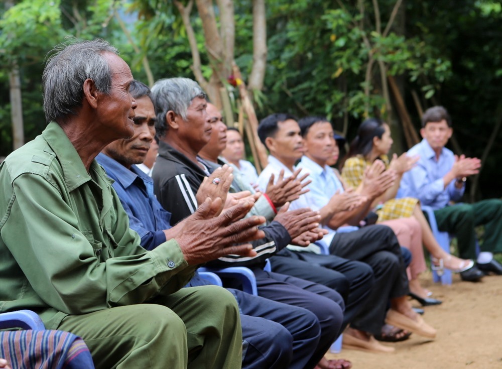 Người dân ở bản Lệt chung vui với gia đình ông Hồ Văn Đi tại lễ khởi công xây dựng nhà. Ảnh: Hưng Thơ.