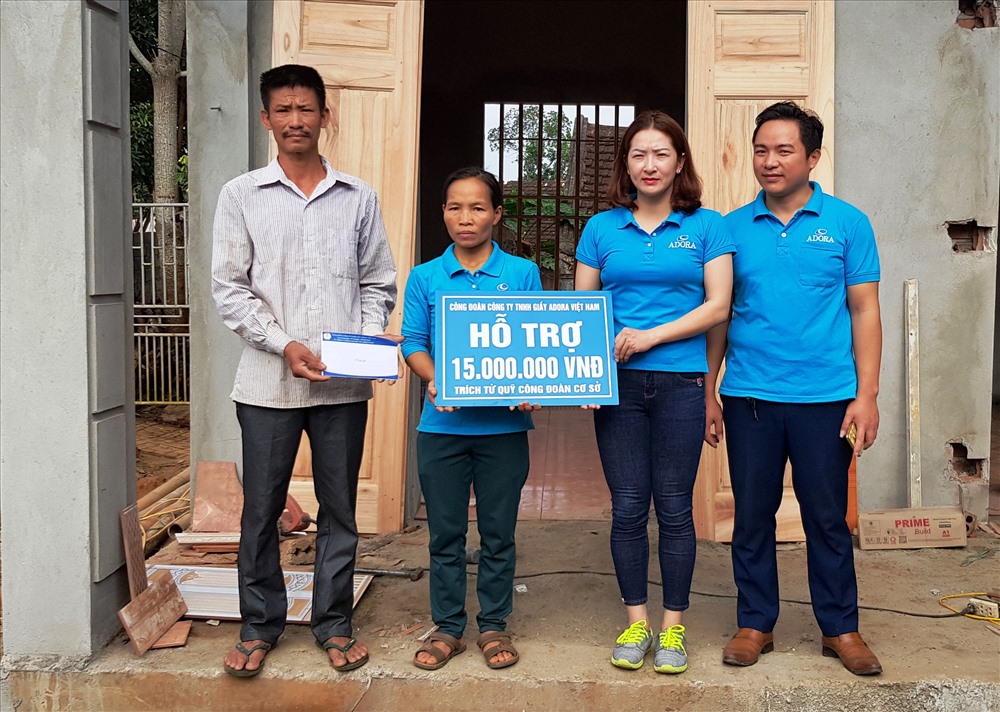 Chị Đinh Thị Thanh Tâm - Chủ tịch CĐ Công ty TNHH Giầy ADORA Việt Nam (Khu công nghiệp Tam Điệp, Ninh Bình) - trao tiền hỗ trợ xây nhà “Mái ấm Công đoàn“.