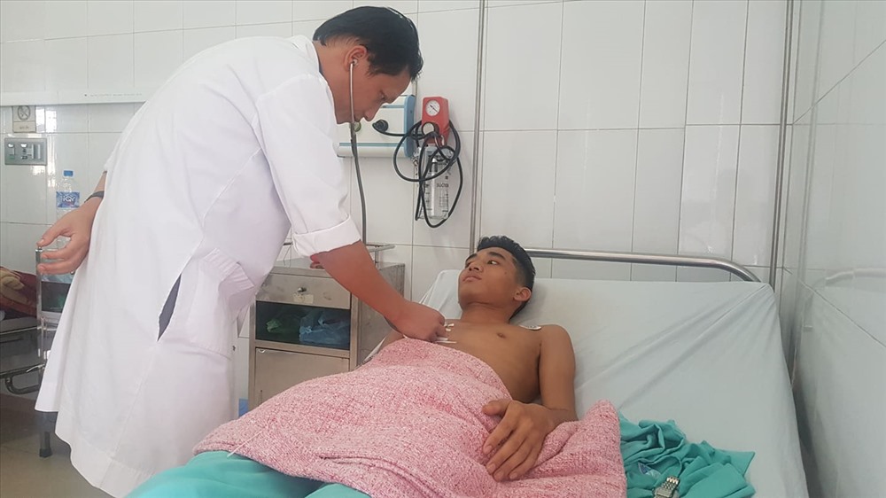 Bác sĩ Trương Vĩnh Quý thăm khám cho bệnh nhân vừa được cấp cứu qua cơn nguy kịch. Ảnh: Hưng Thơ.