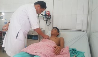 Bác sĩ Trương Vĩnh Quý thăm khám cho bệnh nhân vừa được cấp cứu qua cơn nguy kịch. Ảnh: Hưng Thơ.