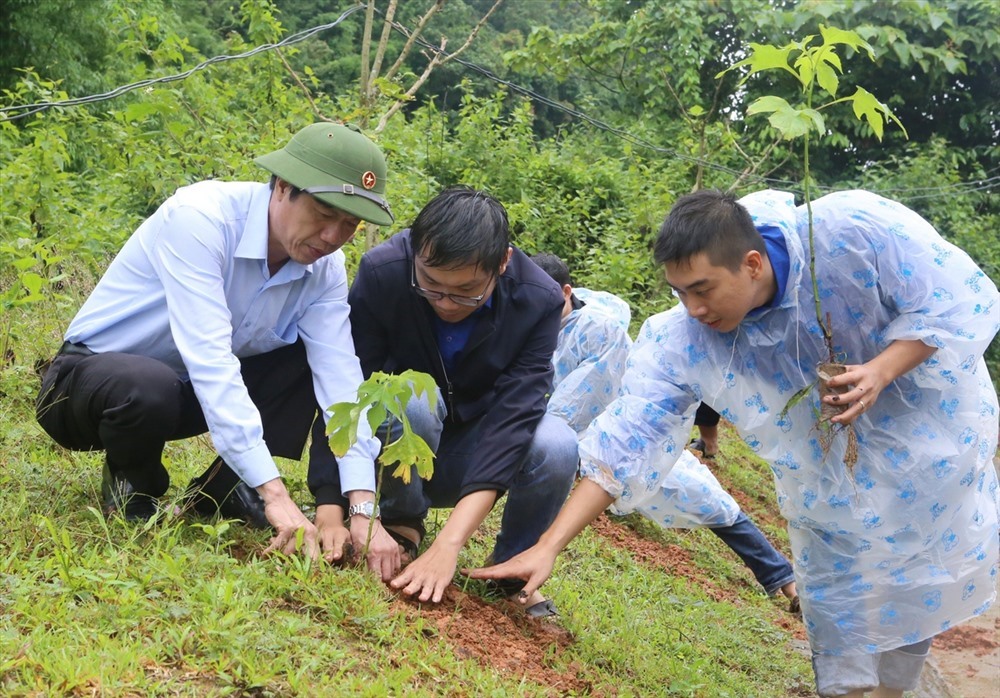 Lãnh đạo Sở Khoa học Công nghệ hướng dẫn cho các đoàn viên thanh niên cách trồng hoa. Ảnh: H.T