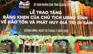 Chủ tịch UBND tỉnh Quảng Bình trao bằng khen cho các tập thể và cá nhân có thành tích trong việc bảo tồn và phát huy di sản. Ảnh: P.L