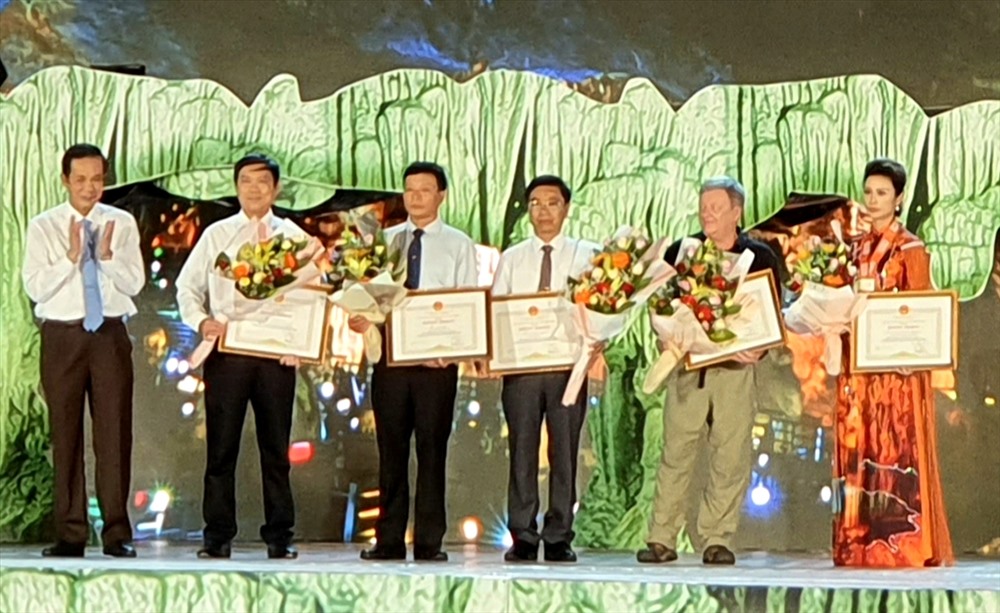 Chủ tịch UBND tỉnh Quảng Bình trao bằng khen cho các tập thể và cá nhân có thành tích trong việc bảo tồn và phát huy di sản. Ảnh: L.P
