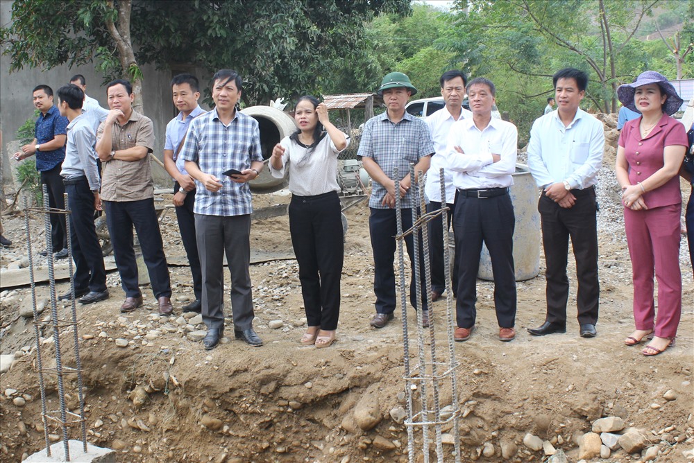 Lãnh đạo tỉnh Quảng Trị kiểm tra tiến độ thi công công trình của Ban quản lý dự án thuộc các Sở, ngành trong lĩnh vực dân dụng và công nghiệp tỉnh Quảng Trị triển khai. Ảnh: P.V