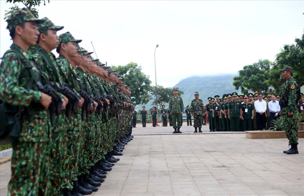Lễ chào cờ cột mốc ở Cửa khẩu Quốc tế Lao Bảo (Việt Nam) - Đensavan (Lào). Ảnh: H.T