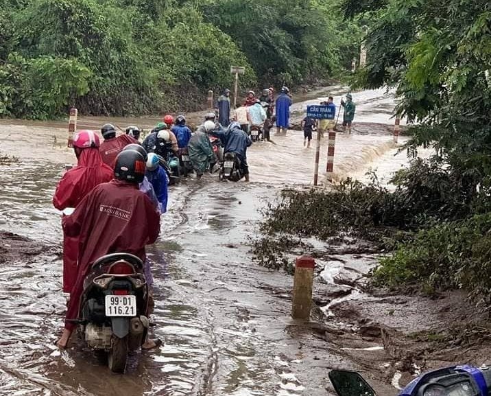 Giáo viên công tác ở các xã A Túc, A Dơi, A Xing... di chuyển qua các điểm ngập gặp nhiều khó khăn nếu không có sự hỗ trợ của các lực lượng được bố trí dọc tuyến đường. Ảnh: Hưng Thơ.