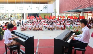 Chương trình văn nghệ tại lễ khai giảng của Trường Hội nhập Quốc tế iSchool năm học 2019 - 2020. Ảnh: FB Dương Thu Trang