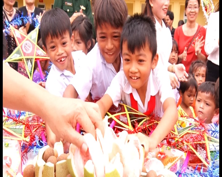 Các em nhỏ ở 2 xã biên giới Hướng Lập, Hướng Việt (Hướng Hóa, Quảng Trị) được vui Trung thu tại Đồn Biên phòng Hướng Lập. Ảnh: P.V