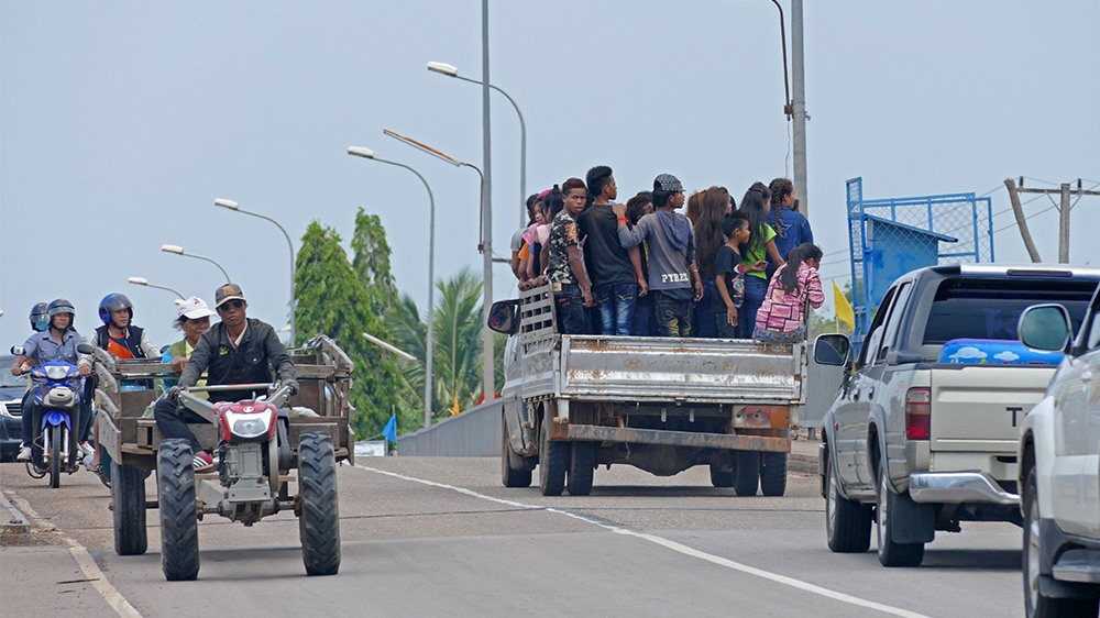 Giao thông gần như không có tiếng còi ở Lào, Thái Lan