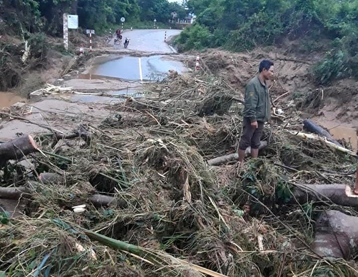 Sau trận lũ lụt, nước rút đi để lại ngổn ngang cây bụi, bùn đất trên các tuyến đường vào vùng Lìa, khiến giao thông ách tắc, nhiều nơi bị cô lập. Ảnh: Văn Anh.