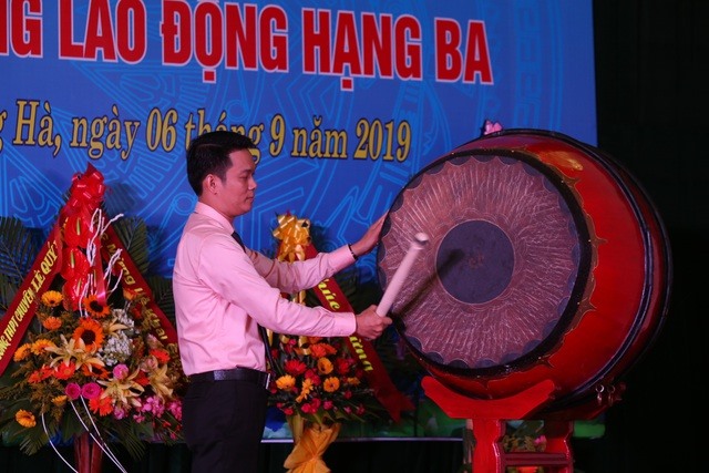 Thầy giáo Đặng Hoàng Quý - Hiệu trưởng Trường THPT Lê Lợi đánh trống khai trường (năm học 2019 - 2020). Ảnh:T.L