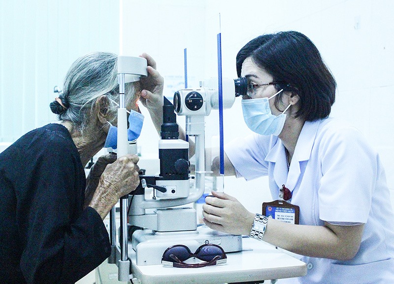Bác sĩ Bùi Thị Vân Anh khám, điều trị bệnh cho bệnh nhân tại Bệnh viện Mắt - Ảnh: TL​