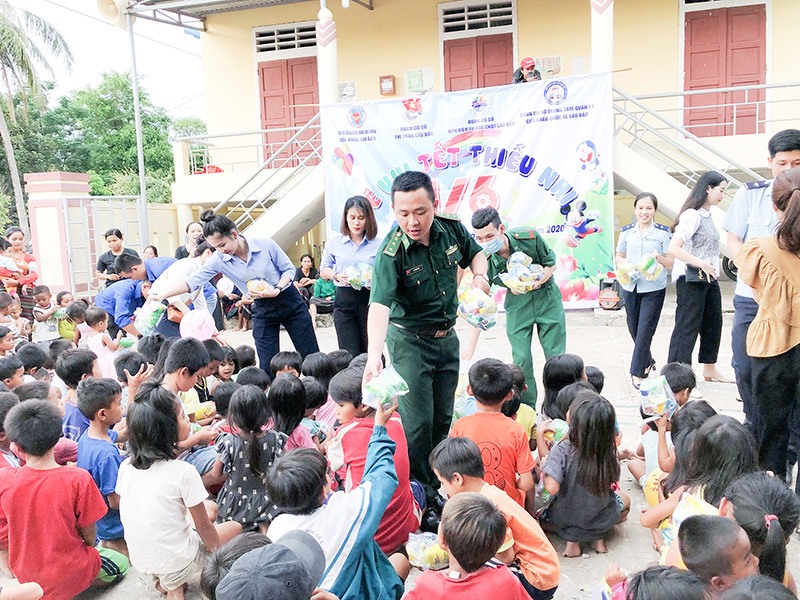 Thượng úy Lê Thừa Văn thường xuyên tổ chức các hoạt động thiện nguyện vì cuộc sống cộng đồng tại các thôn, bản do mình phụ trách - Ảnh: NVCC​