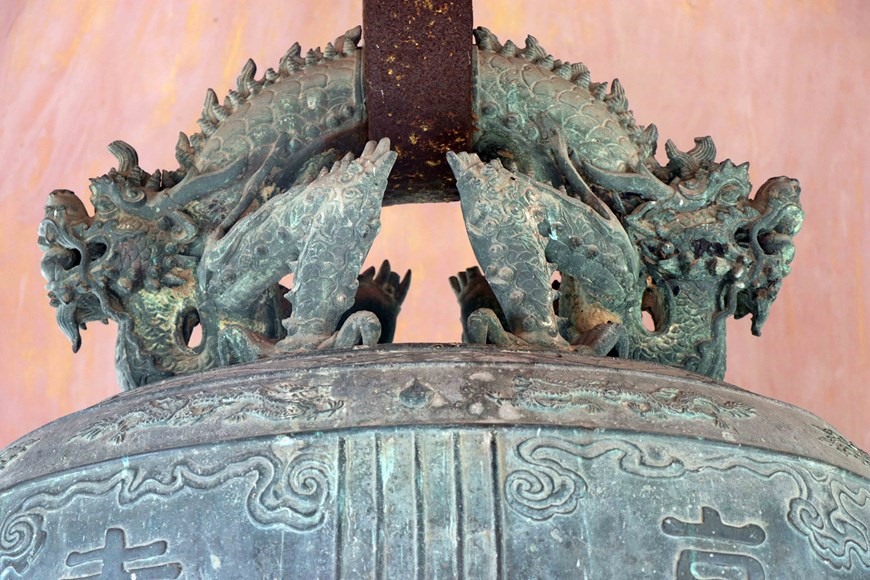 Họa tiết hoa văn trên quả chuông Đại Hồng Chung được công nhận là Bảo vật quốc gia năm 2013.(Ảnh: Đỗ Trưởng/TTXVN)