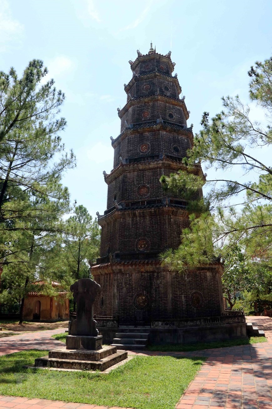 Tháp Phước Duyên nằm giữa hai lầu lục giác nơi đặt 2 Bảo vật quốc gia tại chùa Thiên Mụ. (Ảnh: Đỗ Trưởng/TTXVN)