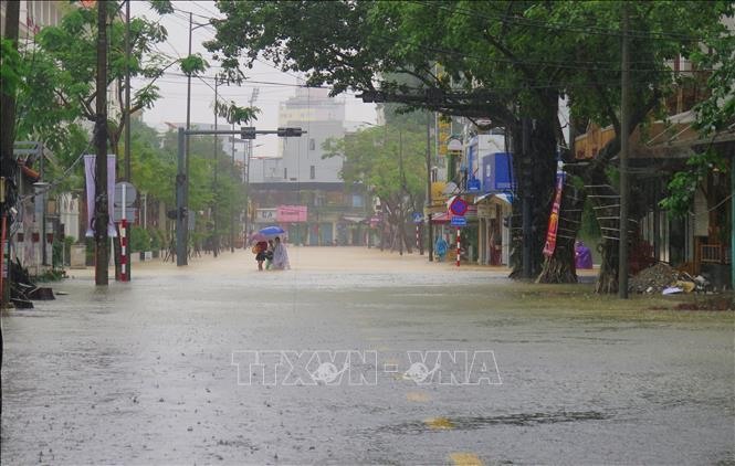 Nhiều tuyến đường tại thành phố Huế bị ngập từ 0,3 - 1m.
