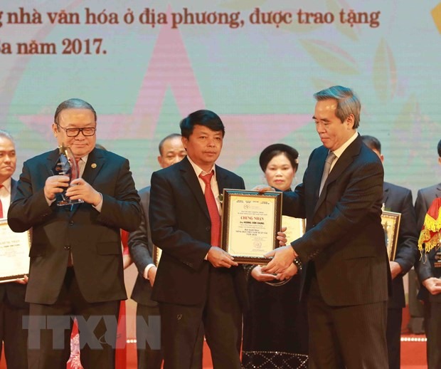 Trưởng Ban Kinh tế Trung ương Nguyễn Văn Bình trao danh hiệu Nông dân Việt Nam xuất sắc năm 2020 cho các cá nhân. (Ảnh: Vũ Sinh/TTXVN)
