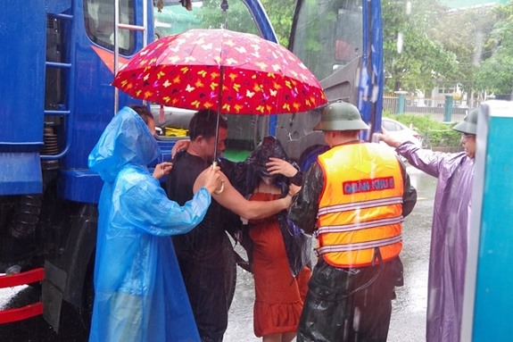 Tương tự, ngày 10/10, cán bộ, chiến sĩ Ban CHQS huyện Đại Lộc kịp thời hỗ trợ đưa sản thai phụ Nguyễn Thị Vy vào bệnh viện. Ảnh: QDND