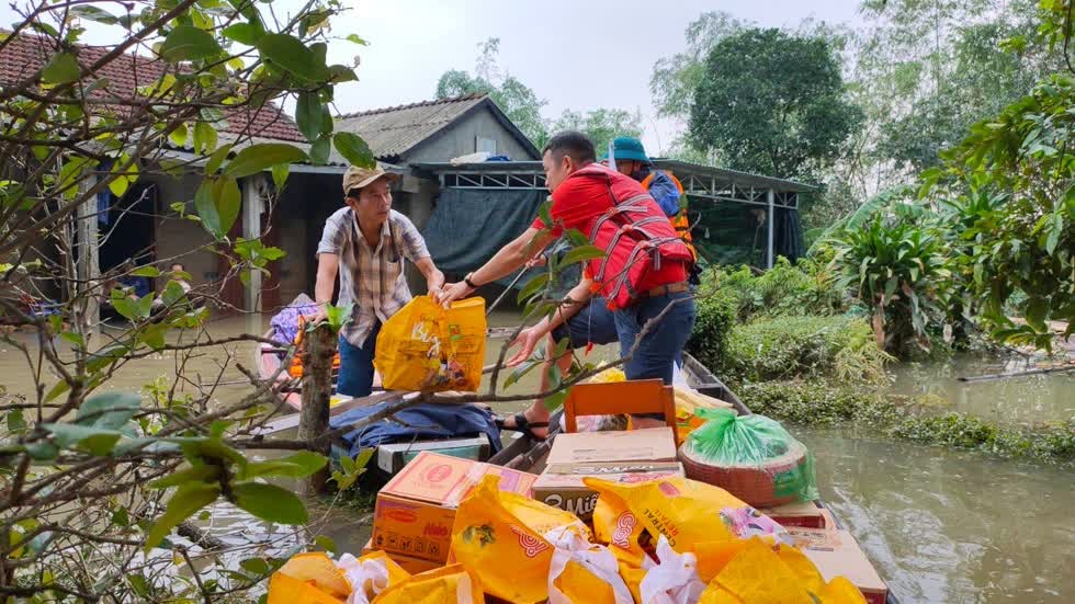 Các nhân viên của siêu thị Big C Huế đã tới thăm hỏi và trao tặng 500 suất nhu yếu phẩm  cho người dân Thừa Thiên Huế. Ảnh: Tạp Chí Công Thương